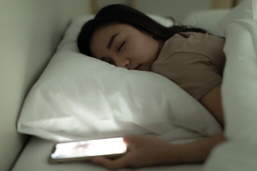 美國研究：開燈或開電視睡覺，女生變胖，還會睡不好，禍首是這個東西