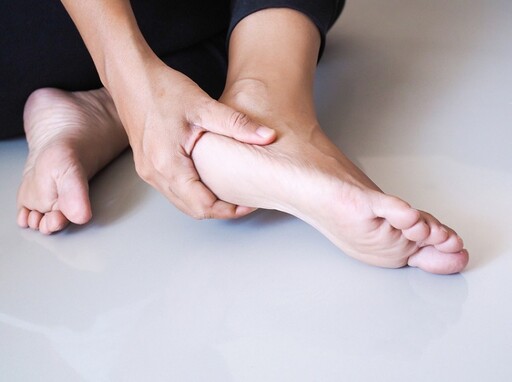 足底筋膜炎痛到受不了！醫激讚「4動作」有效舒緩：隨時都能做 沒事就勾腳吧