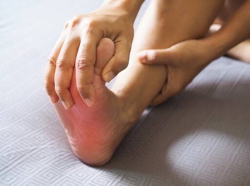 足底筋膜炎痛到受不了！醫激讚「4動作」有效舒緩：隨時都能做 沒事就勾腳吧