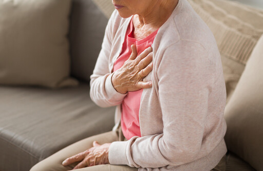 80歲阿嬤胸痛常跑急診，透過1方法發現冠狀動脈塞了9成9，打通血管放支架，現在能輕鬆走路
