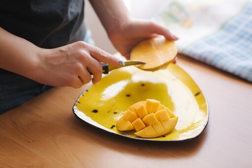芒果怎麼切不沾手？ 專家授「必學3切法」：大口吃進完整果肉