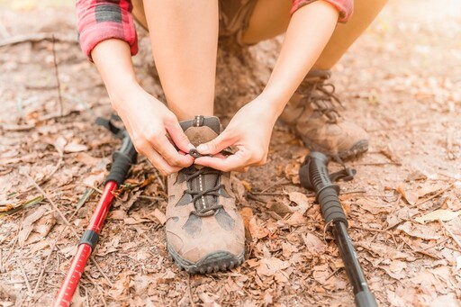 登山如何保護膝蓋？ 專科醫授「預防3大原則」要做到：登山杖這樣用才對