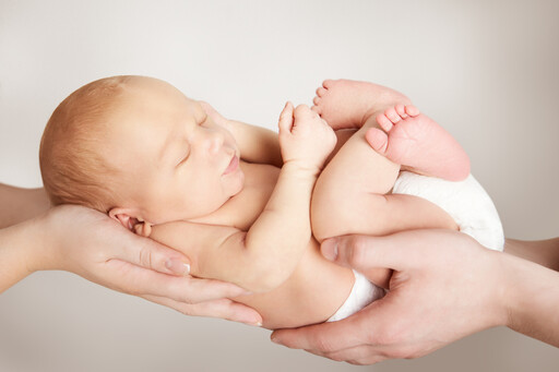 從12個小地方觀察寶寶有無發展異常，包括看頭型，觀察眼、耳、鼻的相對位置