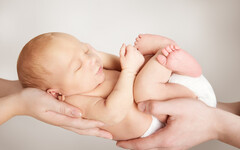 從12個小地方觀察寶寶有無發展異常，包括看頭型，觀察眼、耳、鼻的相對位置