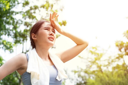 沒流汗也可能中暑！中醫師示警「這1種情況」千萬別刮痧 喝薑茶反更快解除不適