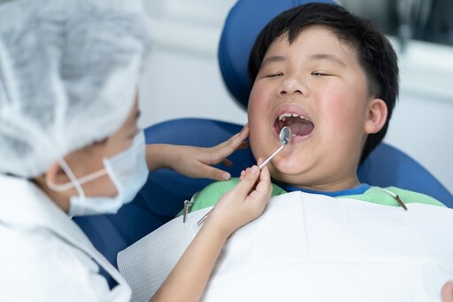 喝牛奶也會蛀牙？乳牙會掉不用顧？ 牙科醫揭「常被誤會的5個真相」：3歲前就該戒掉奶嘴