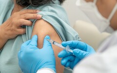 新冠確診單周逼近千例！莫德納XBB疫苗瓶身標示效期至今年5月，為何還能接種？ 專家解答