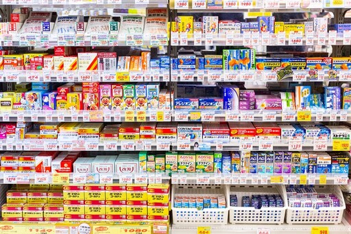 出國狂買藥妝，「這8品項」攜帶有限量！ 食藥署警告「1行為」恐遭罰百萬：很多人不知道