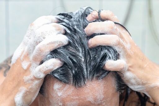 夏天爆熱，油性髮質好痛苦，控油洗髮精該怎麼選？才不會越洗越油