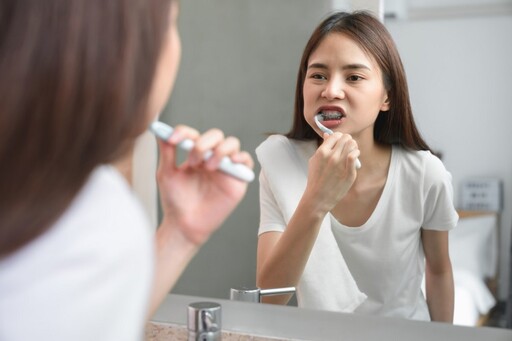 使用漱口水後，要再用清水漱？醫揭「3NG行為」害牙爛 這1年紀不建議使用