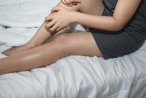 睡覺腿莫名痠疼、癢，恐是「不寧腿」發作！醫點名6種人風險高 睡前1動作緩解