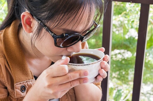 天熱解渴！專家激推「8種超消暑飲品」喝了不胖怕 冷泡茶防溢赤酸、青草茶3種人少喝
