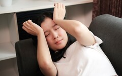 不明頭痛也是退化徵兆！尤其中年婦女最常發生 醫叮嚀：不吃藥，「1習慣」才能減緩衰退速度