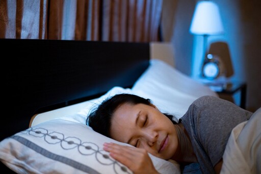 明明累爆但卻睡不著？醫曝「3可能原因」 特別是上床習慣做這1事影響最大