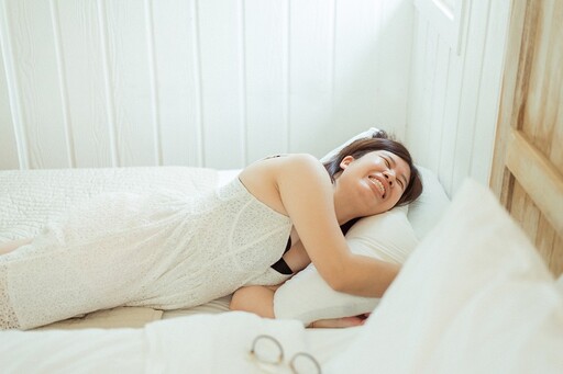 明明累爆但卻睡不著？醫曝「3可能原因」 特別是上床習慣做這1事影響最大
