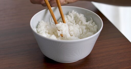 白米飯怎麼煮才好吃？ 專家公開「4大關鍵技巧」：洗米時千萬別搓揉