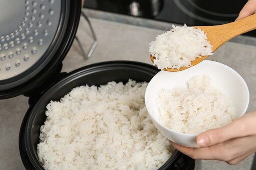 白米飯怎麼煮才好吃？ 專家公開「4大關鍵技巧」：洗米時千萬別搓揉