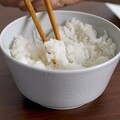 白米飯怎麼煮才好吃？ 專家公開「4大關鍵技巧」：洗米時千萬別搓揉