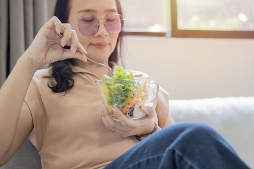 「多吃這5類食物」才不易發胖！醫認證大推 全麥麵包、胡蘿蔔、蘋果上榜