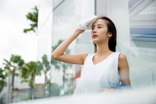 這兩天飆高溫，體感溫度破44℃，引發火氣大5原因，吹冷氣、喝冰水皆上榜