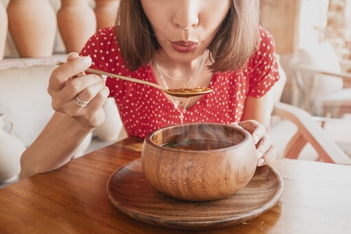 方文琳認「每天喝高粱、愛熱湯」罹食道癌！ 醫勸「3飲食習慣」快改掉：很多人超愛