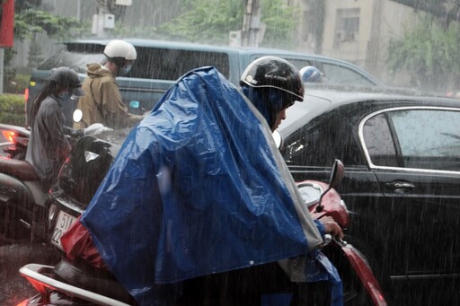 雨天出門「1部位」一定要做好保護，否則又腫又癢！醫忠告 尤其騎機車感染機率大增