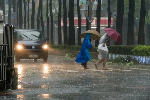 雨天出門「1部位」一定要做好保護，否則又腫又癢！醫忠告 尤其騎機車感染機率大增