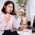 久久放縱一次沒關係？ 醫曝「5行為」害身體被傷害無數次：吃太飽中了