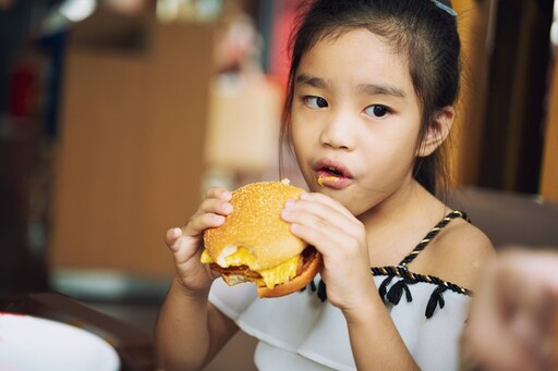 營養師點名「11種食物」吃多會害肥胖、糖尿病、失智！ 調味優酪乳入列