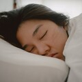 「沒有這3種睡眠習慣」不只老得快，還易猝死、短命！專家示警 最佳入睡時間曝