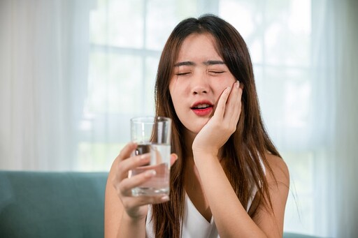 喝杯冰涼飲料，牙齒酸痛難耐，牙醫師暴緩解敏感性牙齒方法