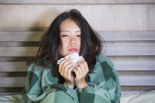 小雪氣溫明顯下降！怕冷的人，中醫師圖解「3穴位」保暖養身 1類食物最好少吃