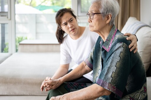 失智症長輩一到傍晚就躁動、情緒不穩？專家揭「6大兇手」 口渴、燈光都要注意