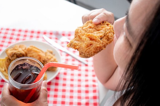 半夜好想吃東西！營養師大推「6食物」秒解嘴饞 吃鹹酥雞配3物還能鏟油