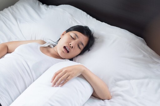 是純打呼還是睡眠呼吸中止症？ 醫用「3大症狀」教你自我檢查：起床頭痛要警惕