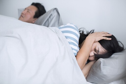 是純打呼還是睡眠呼吸中止症？ 醫用「3大症狀」教你自我檢查：起床頭痛要警惕