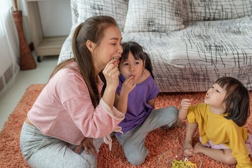 「這3類過年零食」恐讓孩子愈吃愈胖，還影響血糖調控！ 醫示警