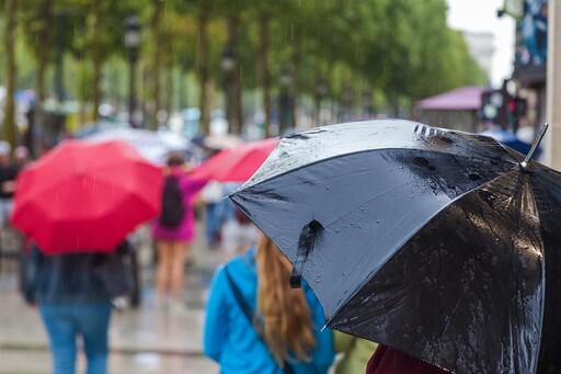 淋雨真的會感冒？醫揭「雨天4大行為」超傷身 很多人中招還不自知