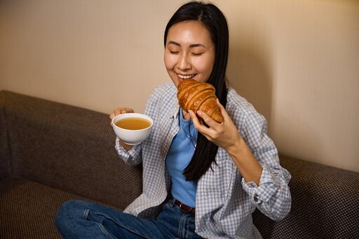 狂吃當心傷胃！ 醫揭「5大養胃關鍵」：這些飲料飯後1小時喝最有效