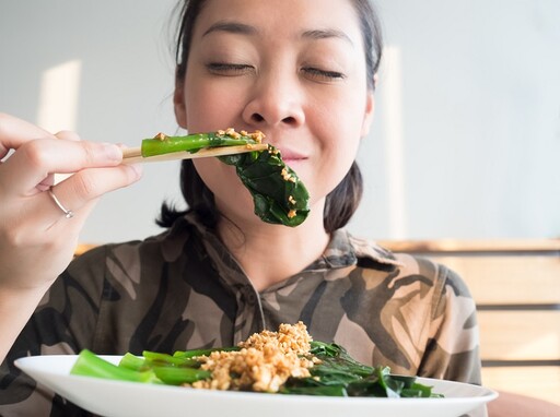 你吃的「這3類健康食物」恐讓胃更糟！ 醫示警：胃不舒服千萬別碰