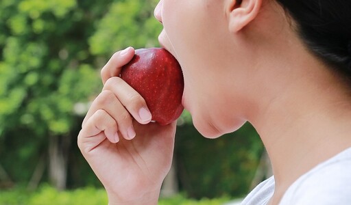 蘋果什麼時候吃最好？專家揭密「最佳食用時機」 排便更順了