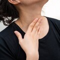 女生喉結明顯正常嗎？醫揭「4真正原因」 有這些情況快立即就醫
