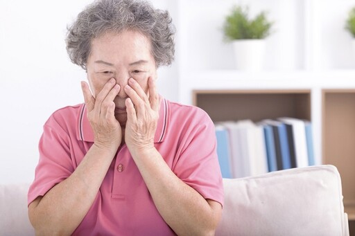 眼睛乾澀小心是你壓力太大了！醫揭「背後3大關鍵原因」 最後一點很多人都中招