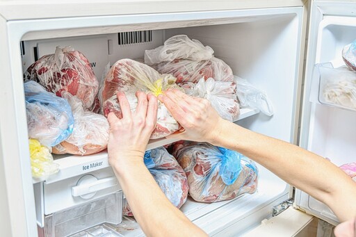 肉冷凍放太久變「喪屍肉」還能吃？醫曝「5跡象」早該丟了 最多只能解凍1次
