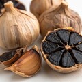 每天生吃3瓣黑蒜，營養師揭「7大好處」激推！ 降膽固醇、穩定血糖還護肝