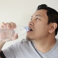 「這些日常行為」等於在吃喝塑膠！恐釀失智、中風、內分泌失調 喝瓶裝水、紙杯熱飲都中