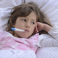 小孩發燒別亂來！兒科醫教你4招正確處理，不用再猛穿厚衣逼汗