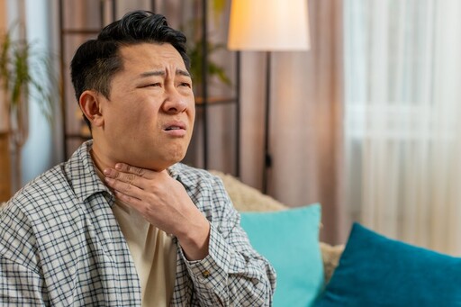 不只用嗓過度！醫揭「聲帶長繭3大原因」常被忽略 過敏性鼻炎、胃食道逆流都是元凶