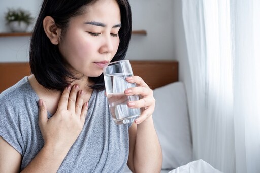 不只用嗓過度！醫揭「聲帶長繭3大原因」常被忽略 過敏性鼻炎、胃食道逆流都是元凶