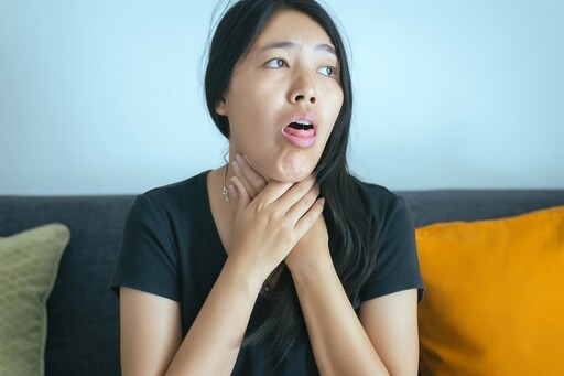 不只用嗓過度！醫揭「聲帶長繭3大原因」常被忽略 過敏性鼻炎、胃食道逆流都是元凶